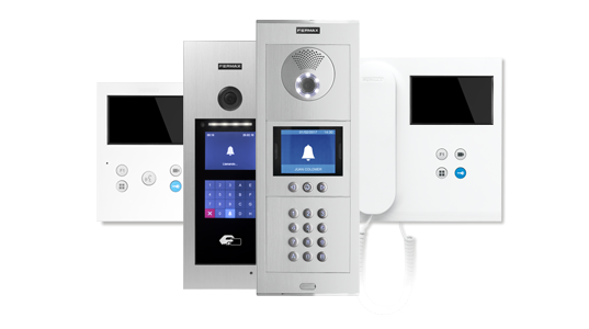 Moderne dørtelefonsystemer med skærm og knapper.